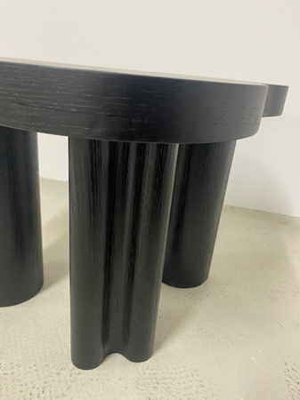 Couchtisch VAREDO C in Schwarz – kleine organische Form, schwarze Furnierplatte, Massivholzbeine, modernes Design für Wohnzimmer  