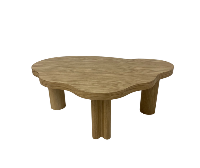 Design Couchtisch aus Eichenfurnier mit Massivholzbeinen – organische Form, Wohnzimmertisch modern & naturbelassen VAREDO A DD/1