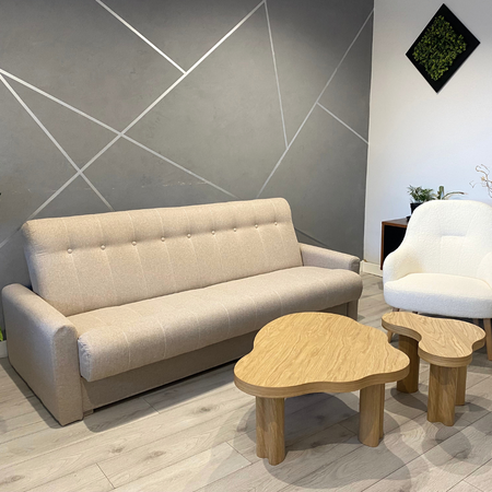 Couchtisch VAREDO B aus Eichenfurnier – organische Form, Massivholzbeine, modernes Design für Wohnzimmer & skandinavische Räume