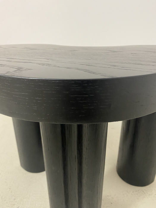 Couchtisch VAREDO C in Schwarz – kleine organische Form, schwarze Furnierplatte, Massivholzbeine, modernes Design für Wohnzimmer  