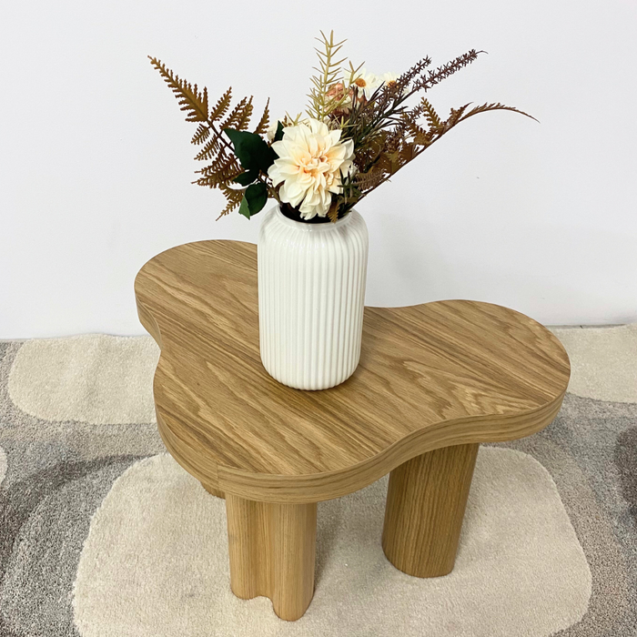 Couchtisch VAREDO C aus Eichenfurnier mit Massivholzbeinen – organische Form, kleiner Design Tisch für Wohnzimmer & Schlafzimmer