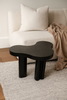 Couchtisch VAREDO C in Schwarz – kleine organische Form, schwarze Furnierplatte, Massivholzbeine, modernes Design für Wohnzimmer  
