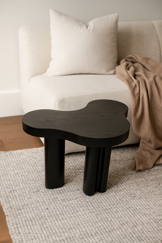 Couchtisch VAREDO C in Schwarz – kleine organische Form, schwarze Furnierplatte, Massivholzbeine, modernes Design für Wohnzimmer