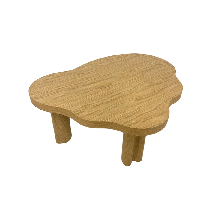 Couchtisch VAREDO B aus Eichenfurnier – organische Form, Massivholzbeine, modernes Design für Wohnzimmer & skandinavische Räume