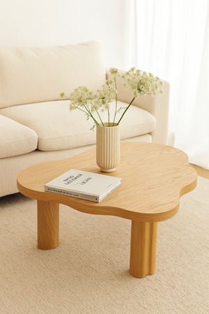 Couchtisch VAREDO B aus Eichenfurnier – organische Form, Massivholzbeine, modernes Design für Wohnzimmer & skandinavische Räume